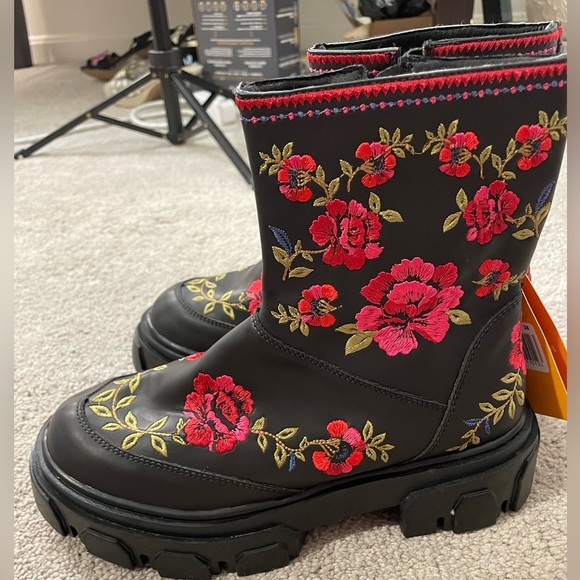 NWT Farm Rio|| Rose Embroidered Black Combat Mid Lug Boots Size 7 - Picture 3 of 9